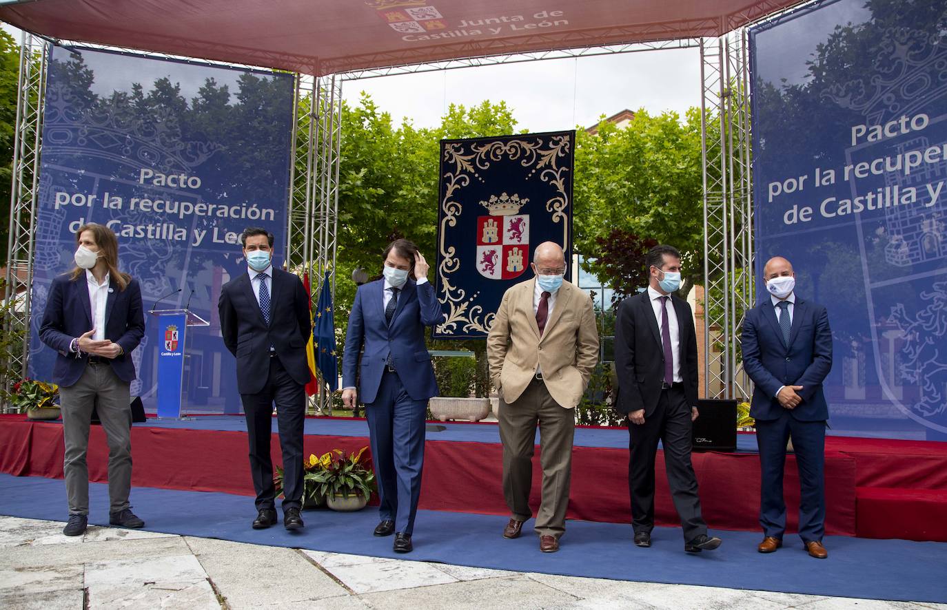 El presidente de la Junta de Castilla y León, Alfonso Fernández Mañueco, junto al vicepresidente, Francisco Igea, firman el Pacto por la Recuperación Económica, el Empleo y la Cohesión Social en Castilla y León con el portavoz parlamentario del Partido Socialista, Luis Tudanca, así como con otros portavoces.