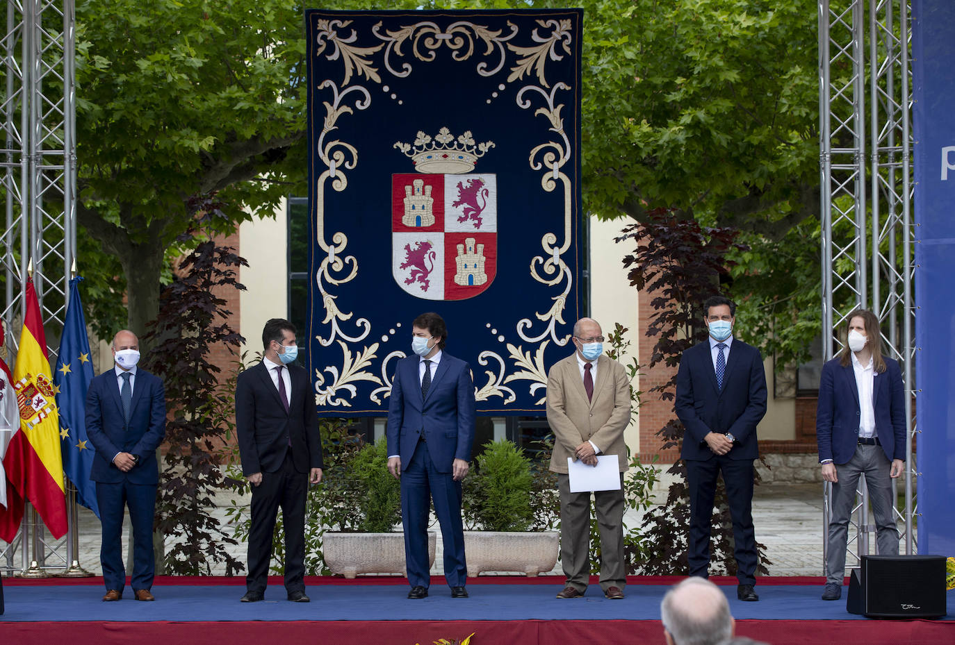 El presidente de la Junta de Castilla y León, Alfonso Fernández Mañueco, junto al vicepresidente, Francisco Igea, firman el Pacto por la Recuperación Económica, el Empleo y la Cohesión Social en Castilla y León con el portavoz parlamentario del Partido Socialista, Luis Tudanca, así como con otros portavoces.