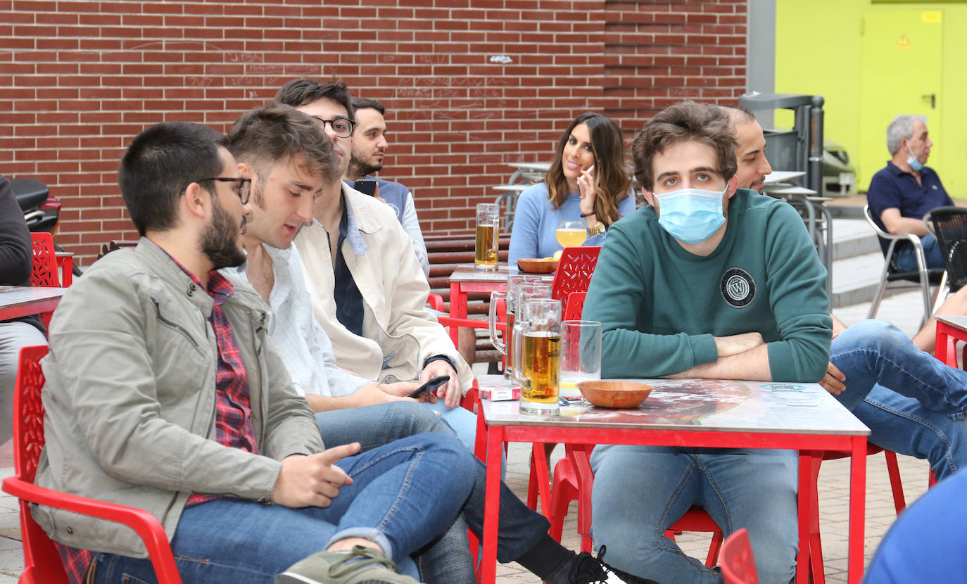 Los seguidores blanquivioletas han buscado soluciones para llevar la grada del Zorrilla a su terraza o bar favorito