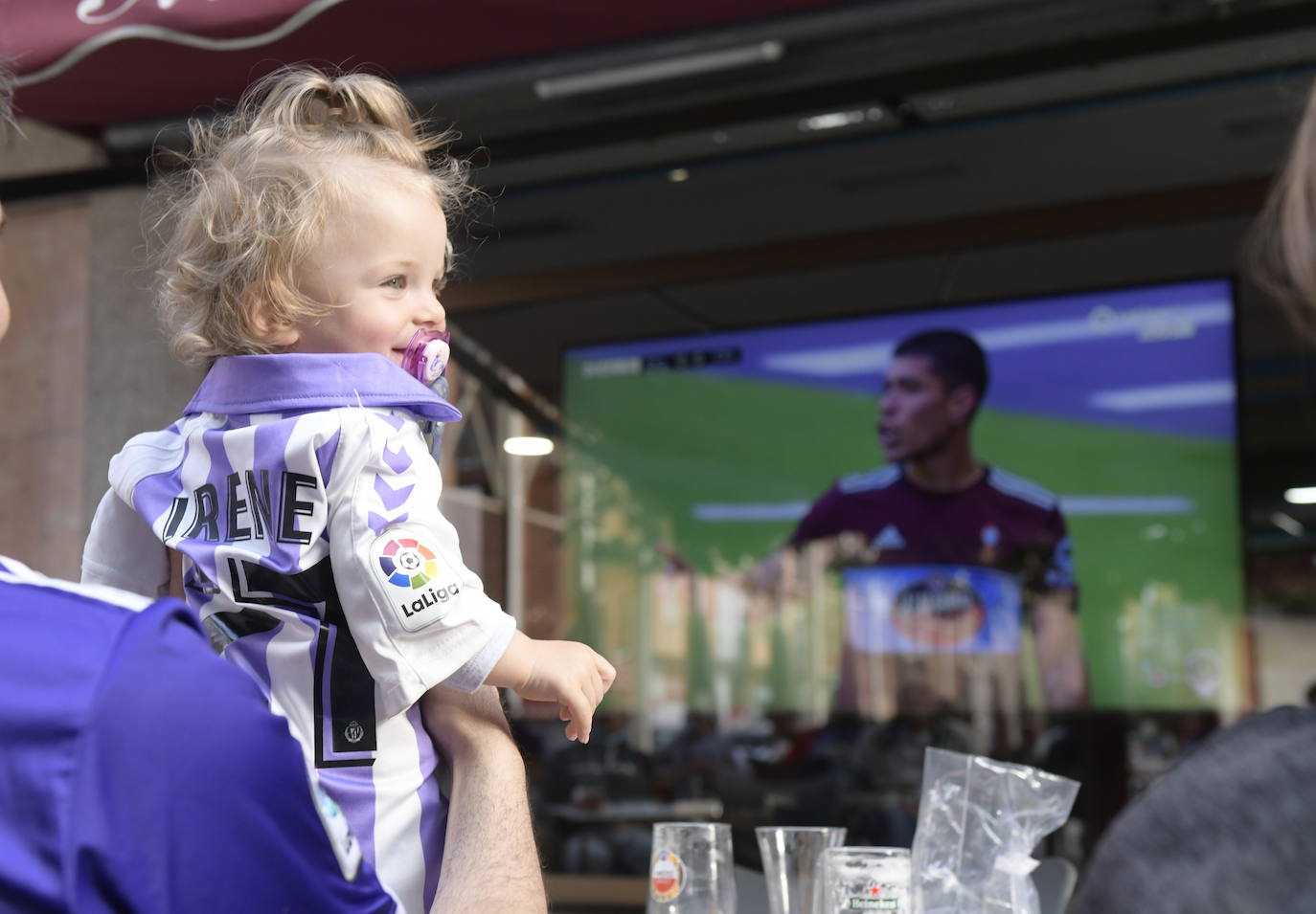 Los seguidores blanquivioletas han buscado soluciones para llevar la grada del Zorrilla a su terraza o bar favorito