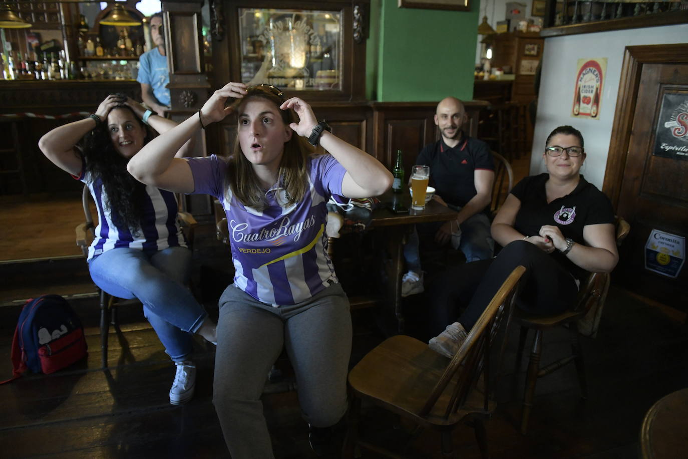 Los seguidores blanquivioletas han buscado soluciones para llevar la grada del Zorrilla a su terraza o bar favorito