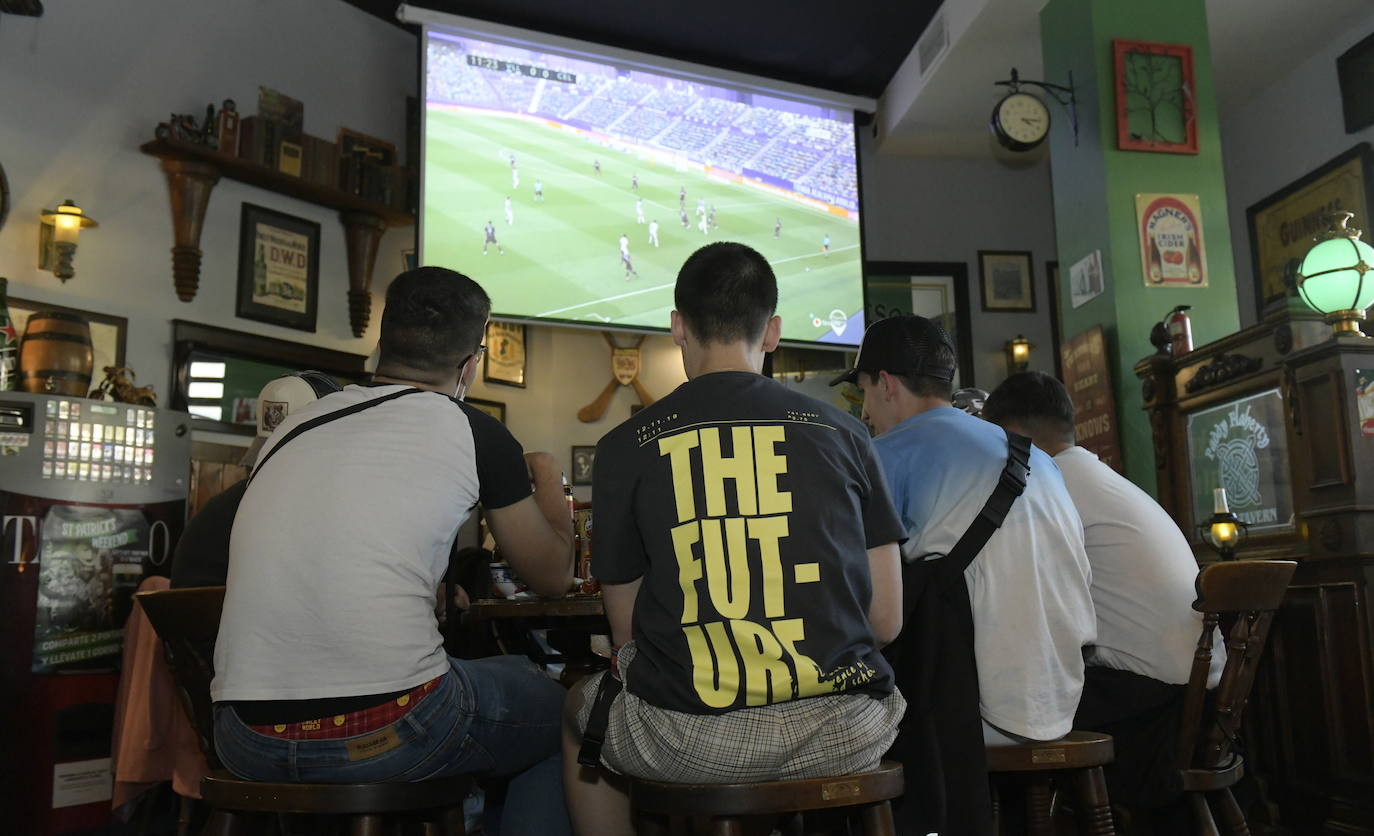 Los seguidores blanquivioletas han buscado soluciones para llevar la grada del Zorrilla a su terraza o bar favorito