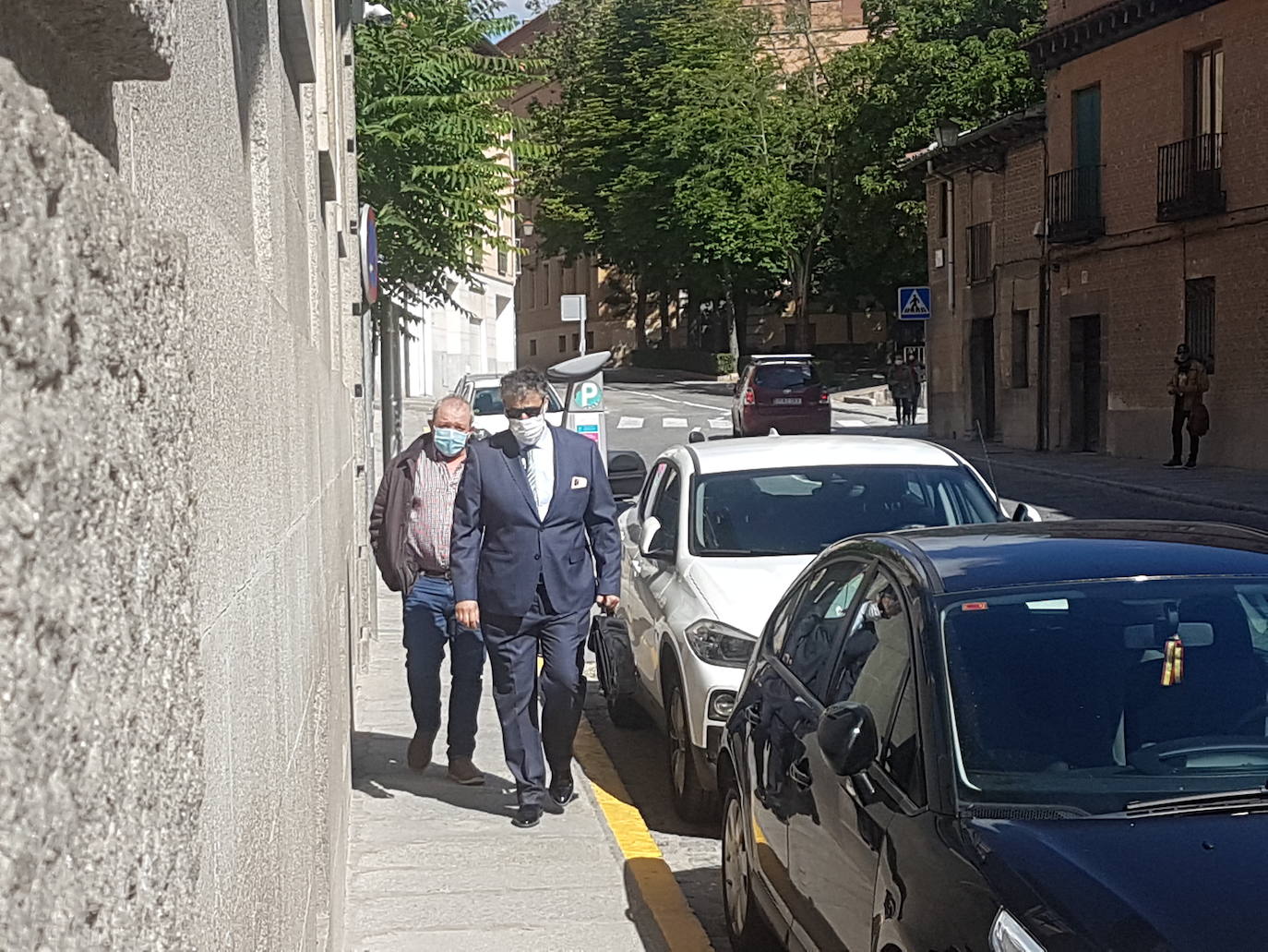 Julián Corral llega a la Audiencia Provincial caminando detrás de su abogado.