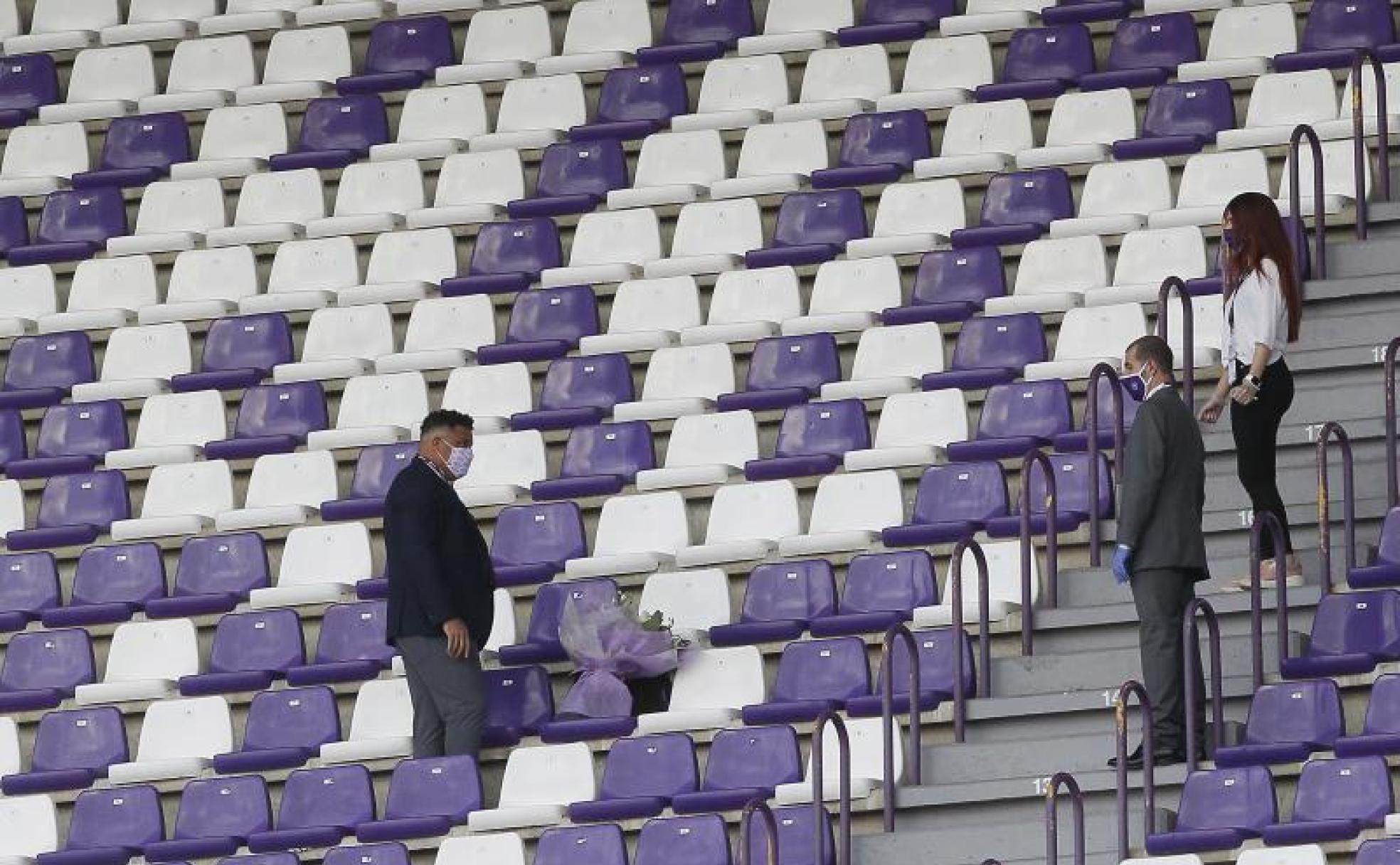 Ronaldo deposita un ramo de flores en el asiento del abonado número 2, Alberto Muñoz, fallecido durante la pandemia. 