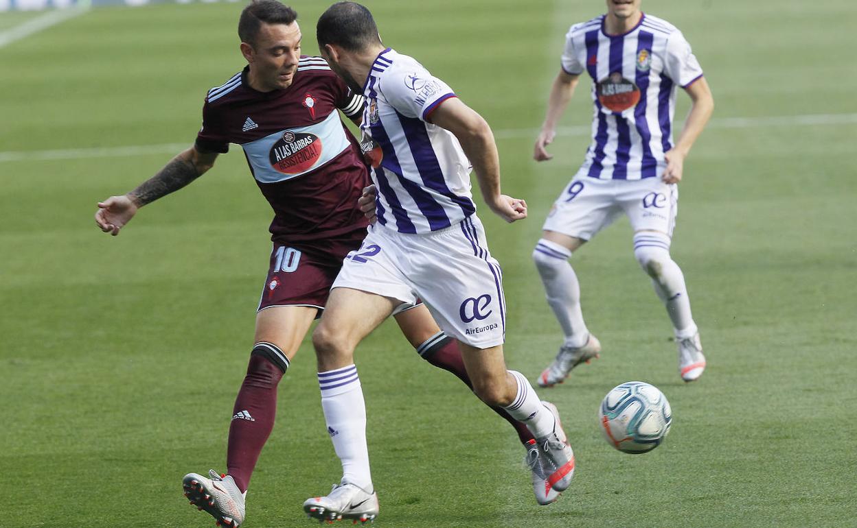 Iago Aspas y Nacho pugan por el balón en presencia de Toni Villa. 