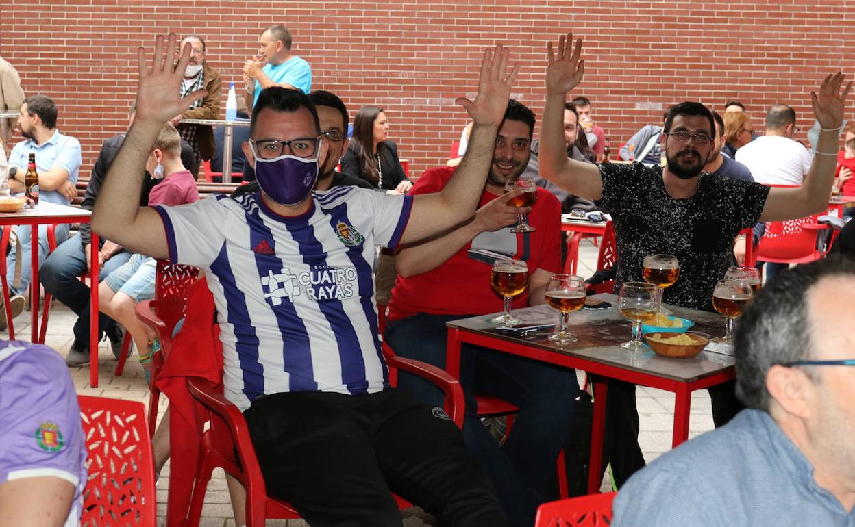 Varios aficionados del Real Valladolid ven el partido ante el Celta en la terraza de un bar.