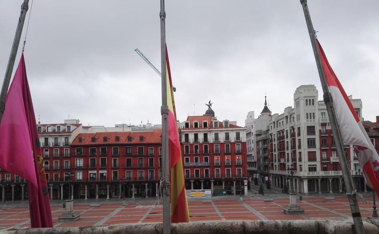 Banderas a media asta en el Ayuntamiento durante los diez días de luto por los fallecidos. 