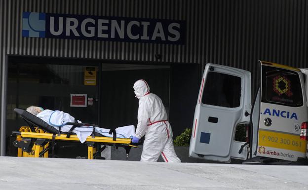 Imagen principal - Ingreso de pacientes en el hospital Clínico, desinfección de una residencia de ancianos, colas en un supermercado de Delicias. 