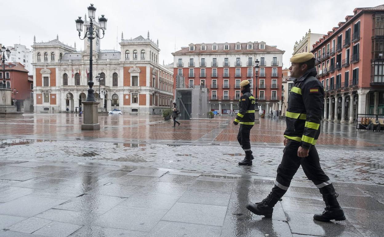 Efectivos de la UME en la Plaza Mayor de Valladolid. 