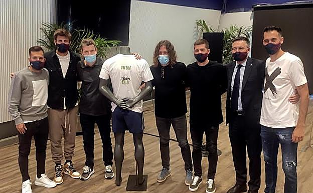 Juan Carlos Unzué (3i), junto a Gerard Piqué y Jordi Alba en el Camp Nou. 