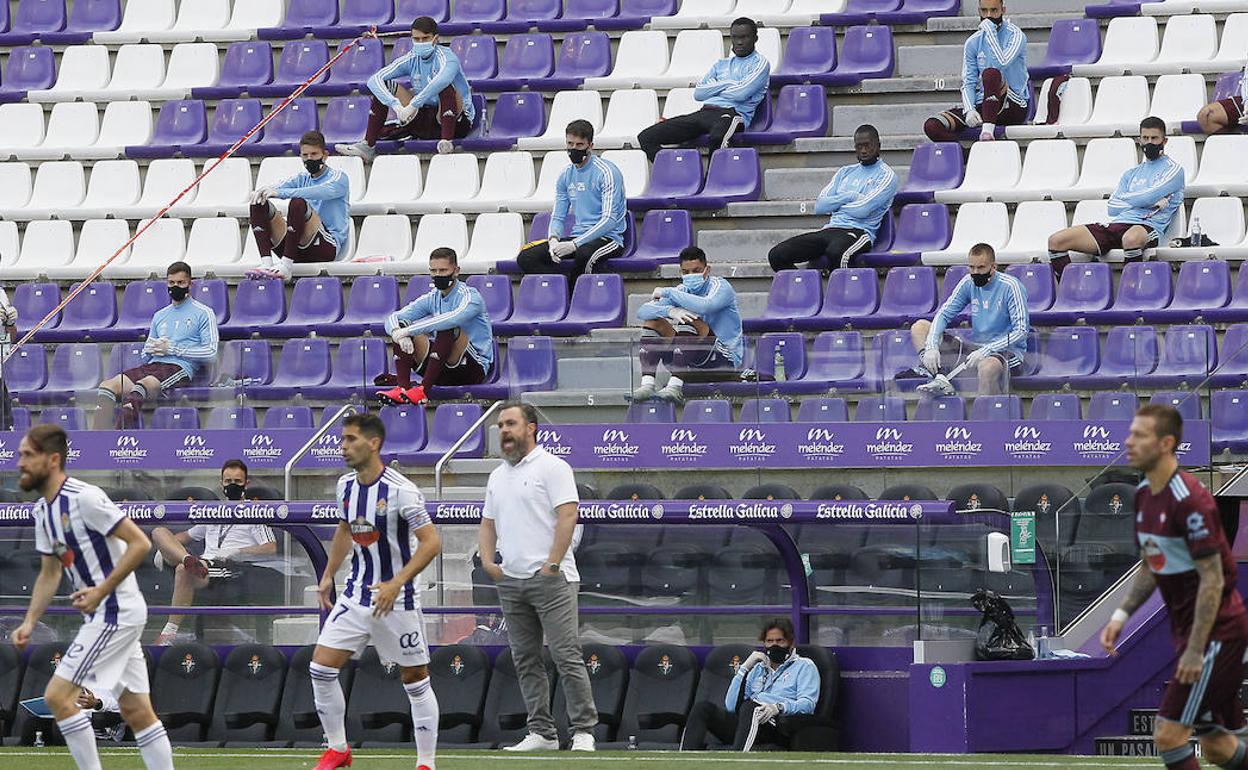 Sergio sigue a pie de campo el partido con los suplentes del Celta a su espalda en la grada. 