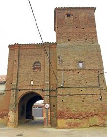 Imagen secundaria 2 - Arriba, el Cristo de la iglesia de San Miguel; Interior de la iglesia, con el altar mayor al fondo y a la derecha, Ermita de la Virgen de las Puertas. 