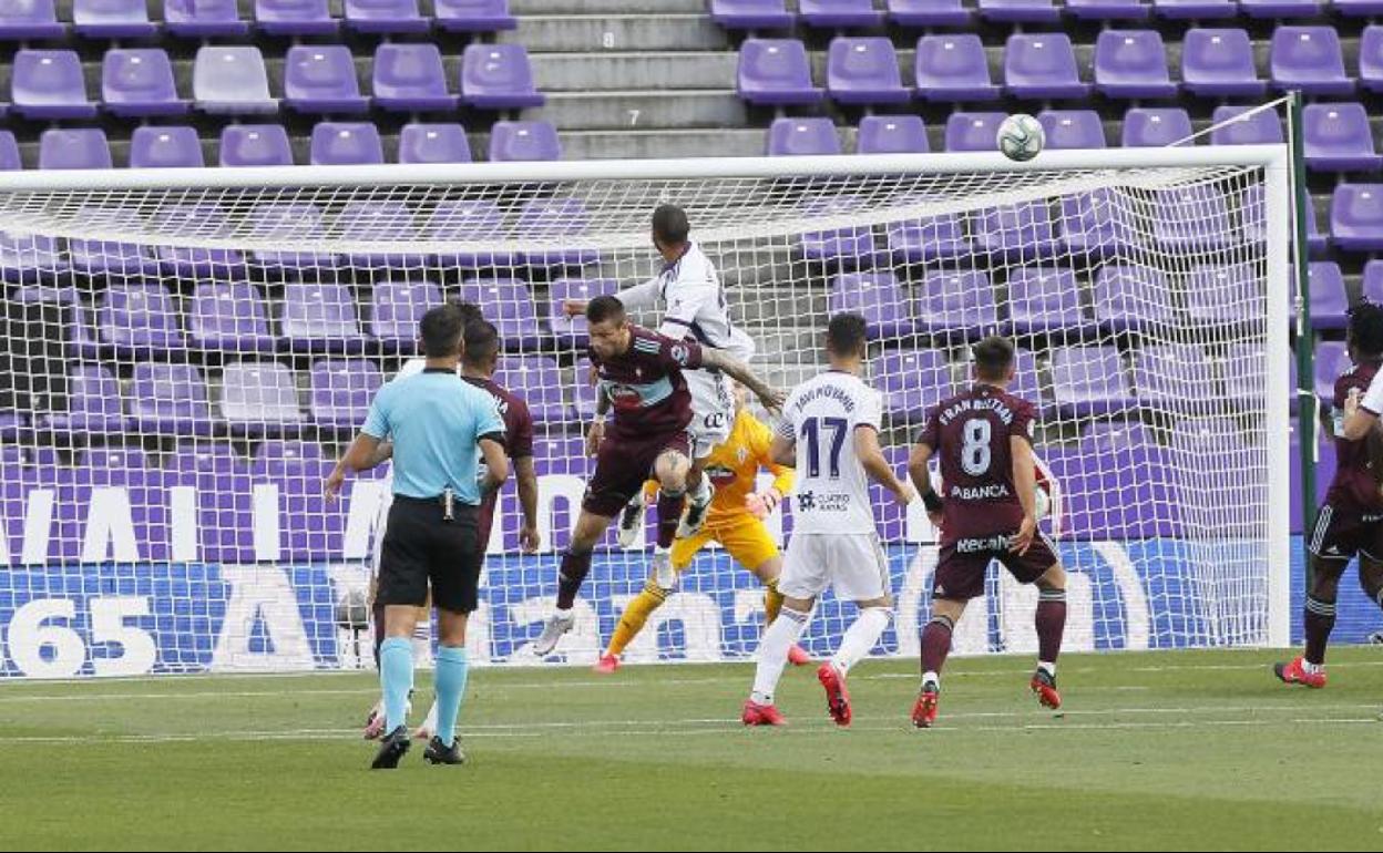 El Real Valladolid se enreda en el fútbol sin espacios