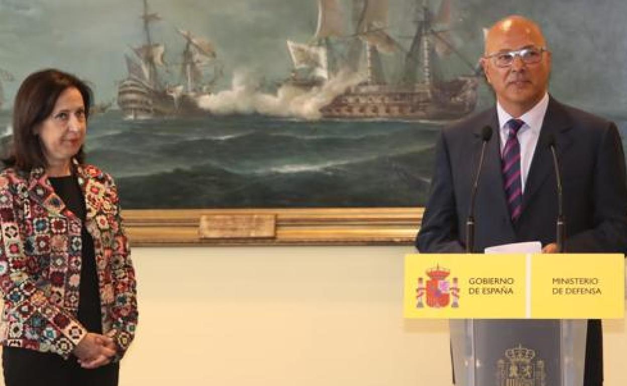 Ángel Olivares con la ministra Margarita Robles en su toma de posesión.