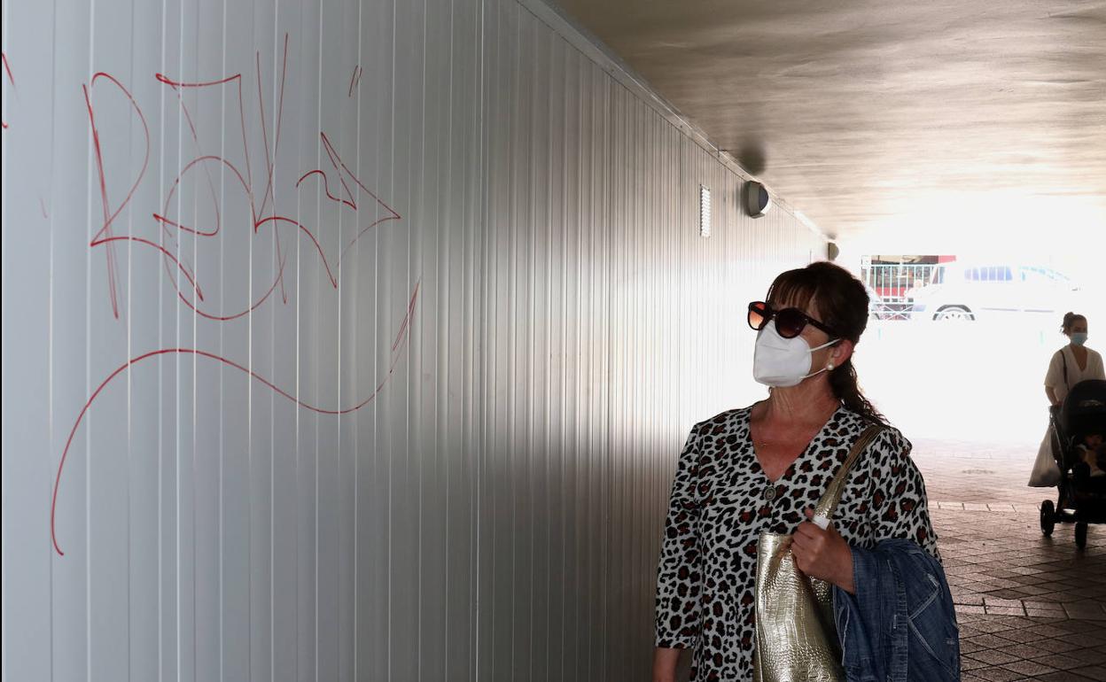 Pintada en el interior del paso peatonal de Vadillos.