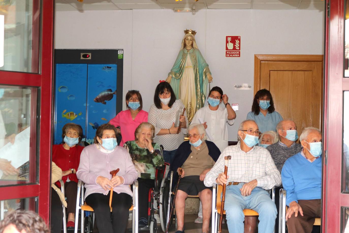 Petra Cantero recibe la felicitación en la residencia.