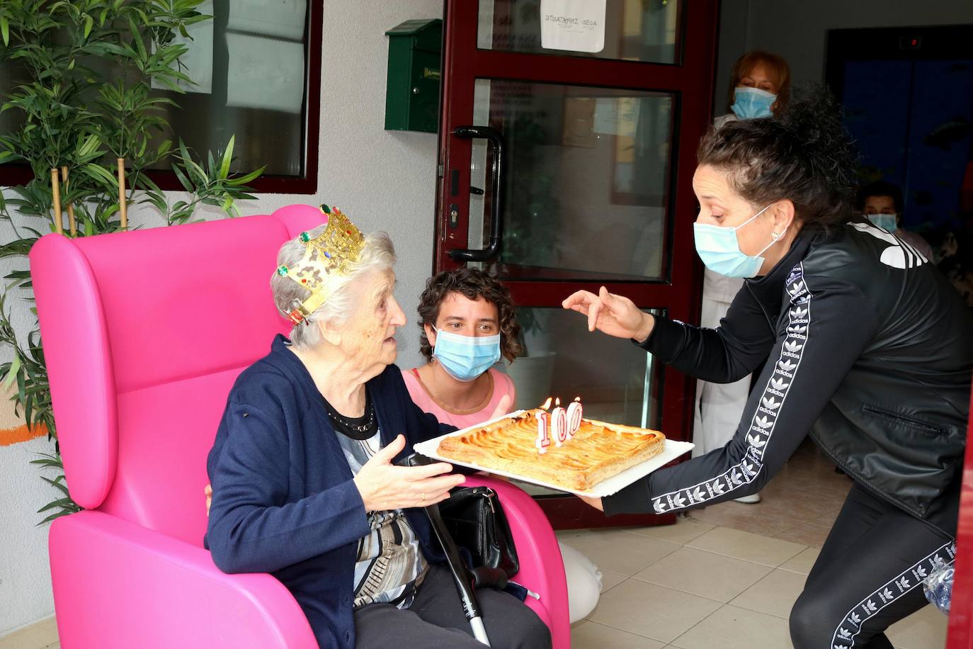 Petra Cantero recibe la felicitación en la residencia.