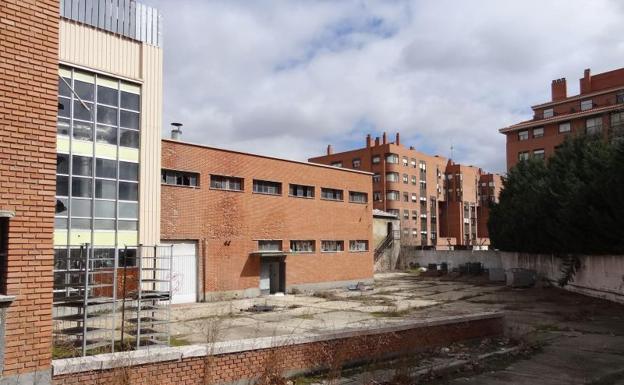 la cara interior del edificio principal de la fábrica antes de su derribo.