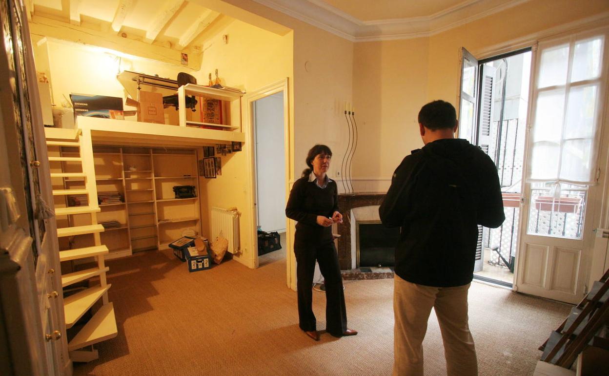 Una agente inmobiliaria muestra un piso a un posible cliente. 