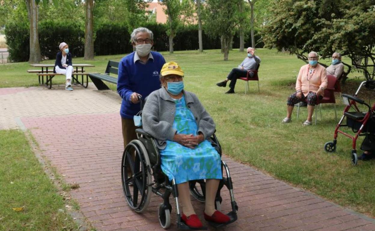 Residentes de Cardenal Marcelo toman el sol en los jardines. 