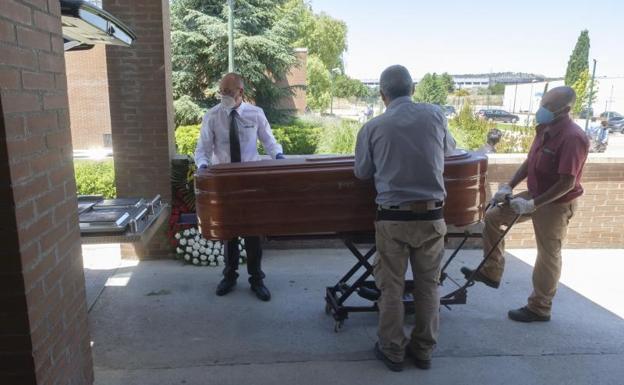 La covid disparó los servicios funerarios en abril hasta las 291 inhumaciones en los cementerios de Valladolid
