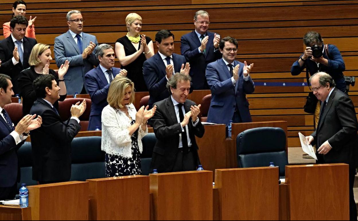 La bancada del PP aplaude a Juan Vicente Herrera, presidente de la Junta, en su último Debate sobre el Estado de la Comunidad, en junio del 2018. 