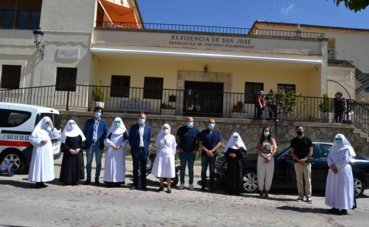 Las representantes de las residencias, Ayuntamiento y empresa promotora. 