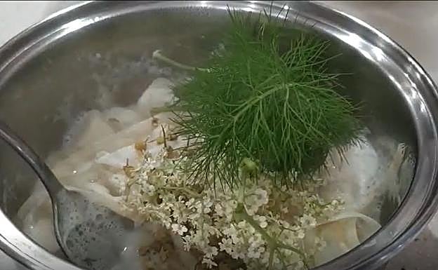 Imagen principal - Coronavirus: Recetario de la cuarentena: La receta de Miguel Ángel de la Cruz: espárrago blanco de Tudela con espumoso de leche de almendra