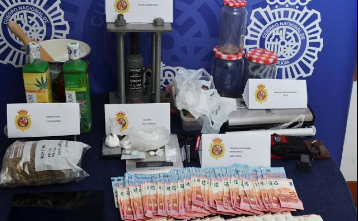 Objetos intervenidos en la operación policial.