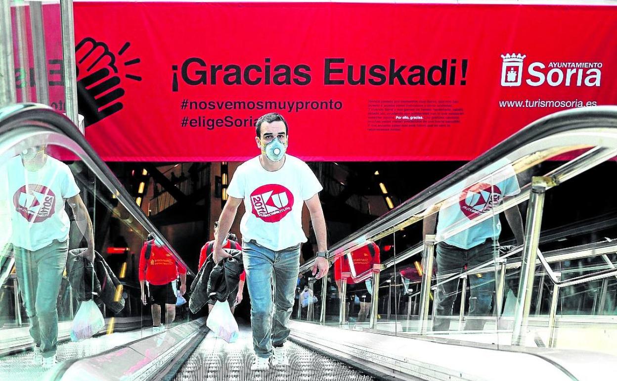 Una gran lona con el anuncio de Soria lucía desde ayer en la estación de metro de Sarriko, en Bilbao.