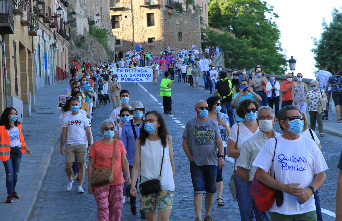 Cientos de personas recorren la calle San Juan durante la manifestación.