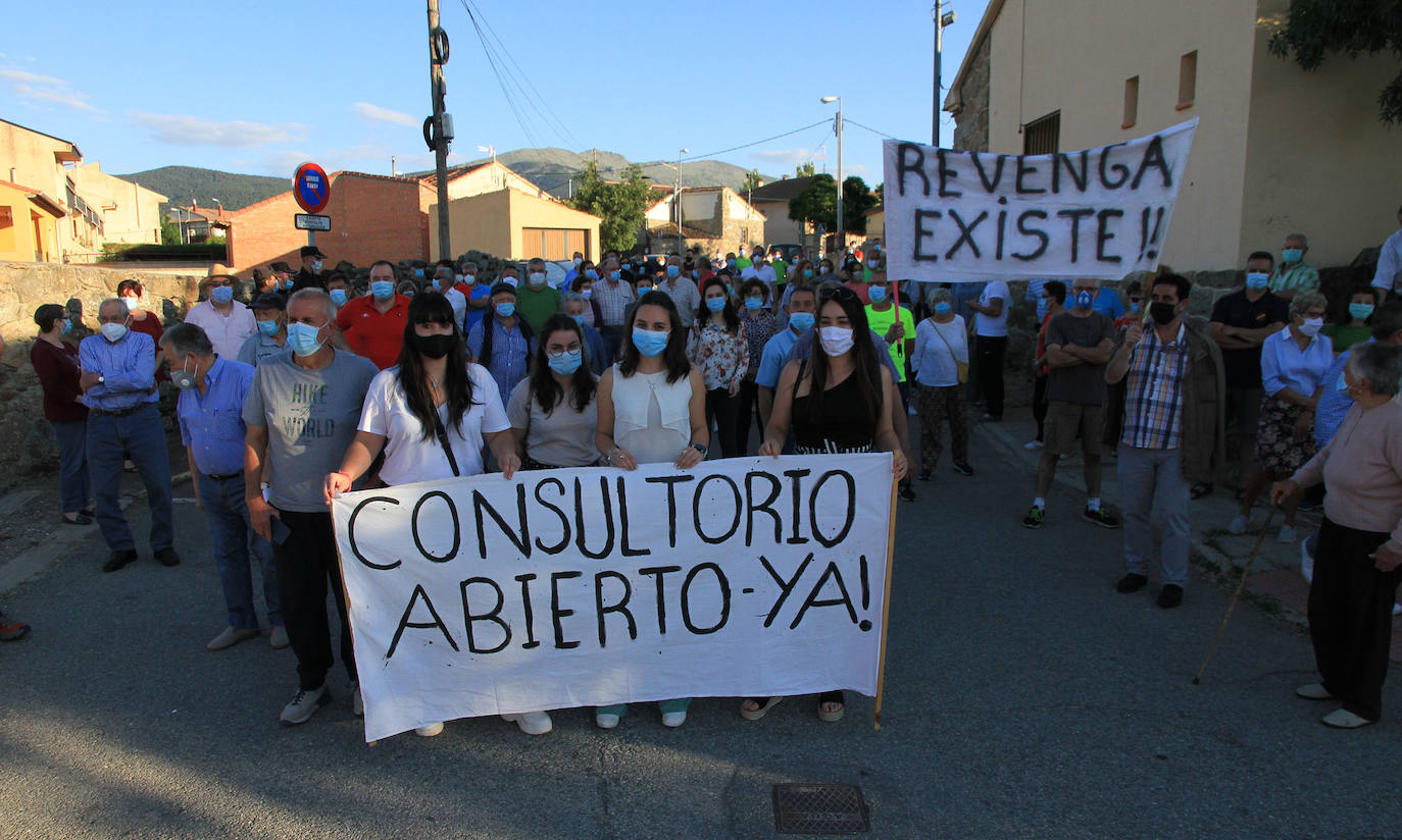 Protesta a la puertas del consultorio de Revenga.