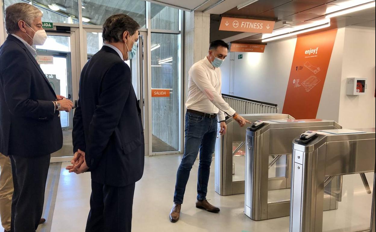 el concejal de Deportes, Francisco Javier García Rubio, y el alcalde de Salamanca, Carlos García Carbayo, en una visita a las instalaciones de La Aldehuela.