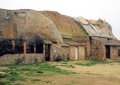 Imagen secundaria 1 - Arriba, la Casa Consistorial, ejemplo de arquitectura singular civil; abajo, casas en las bodegas tradicionales y a su derecha, artesonado de la Iglesia de SanAndrés.