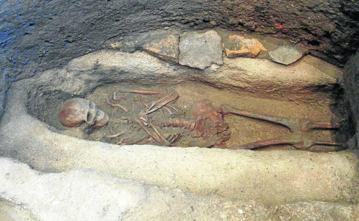 Uno de los dos esqueletos encontrados a escasos metros del Acueducto. 