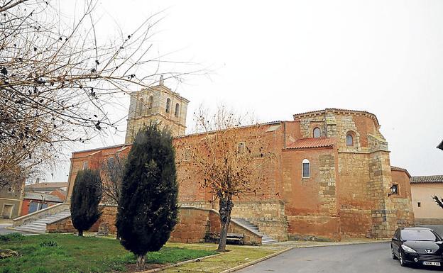 Imagen principal - Arriba, iglesia Parroquial de Santa María; el molino, de propiedad privada, muestra de conservación y a su derecha, vista general del interior de la Iglesia de Santa María.