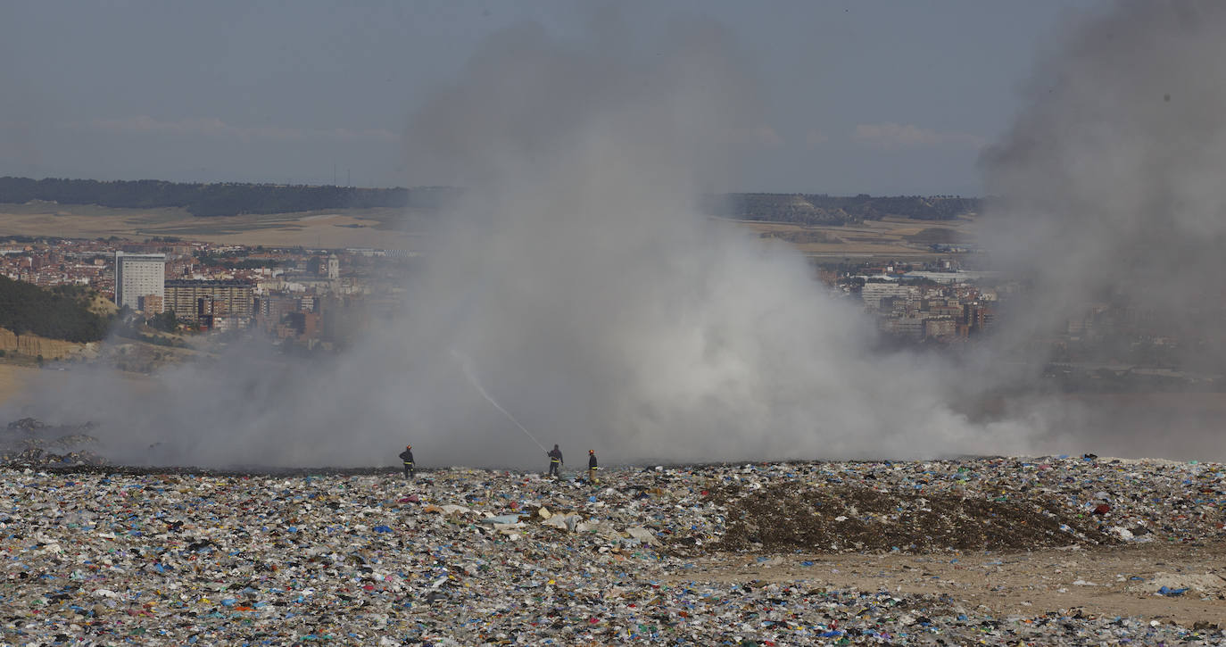 Fotos: Incendio en el vertedero de Villanubla (Valladolid)