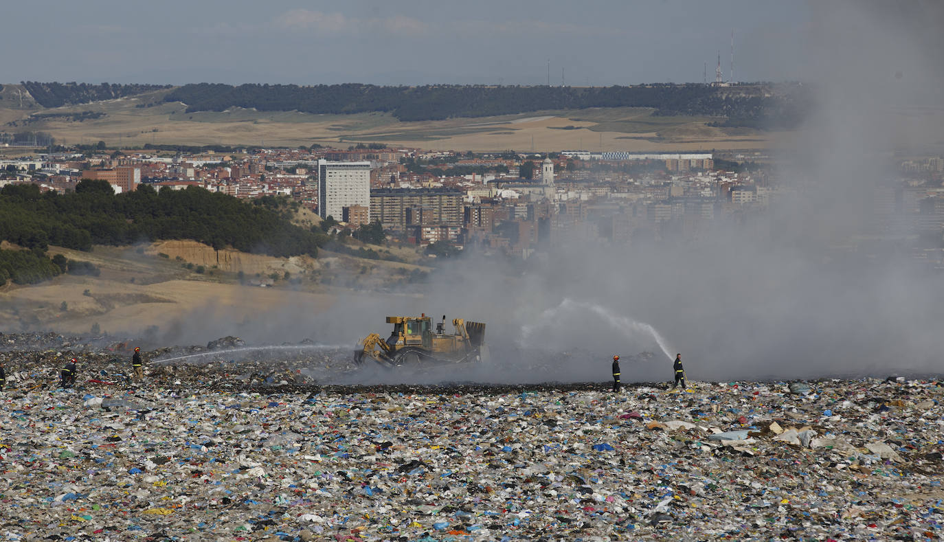 Fotos: Incendio en el vertedero de Villanubla (Valladolid)
