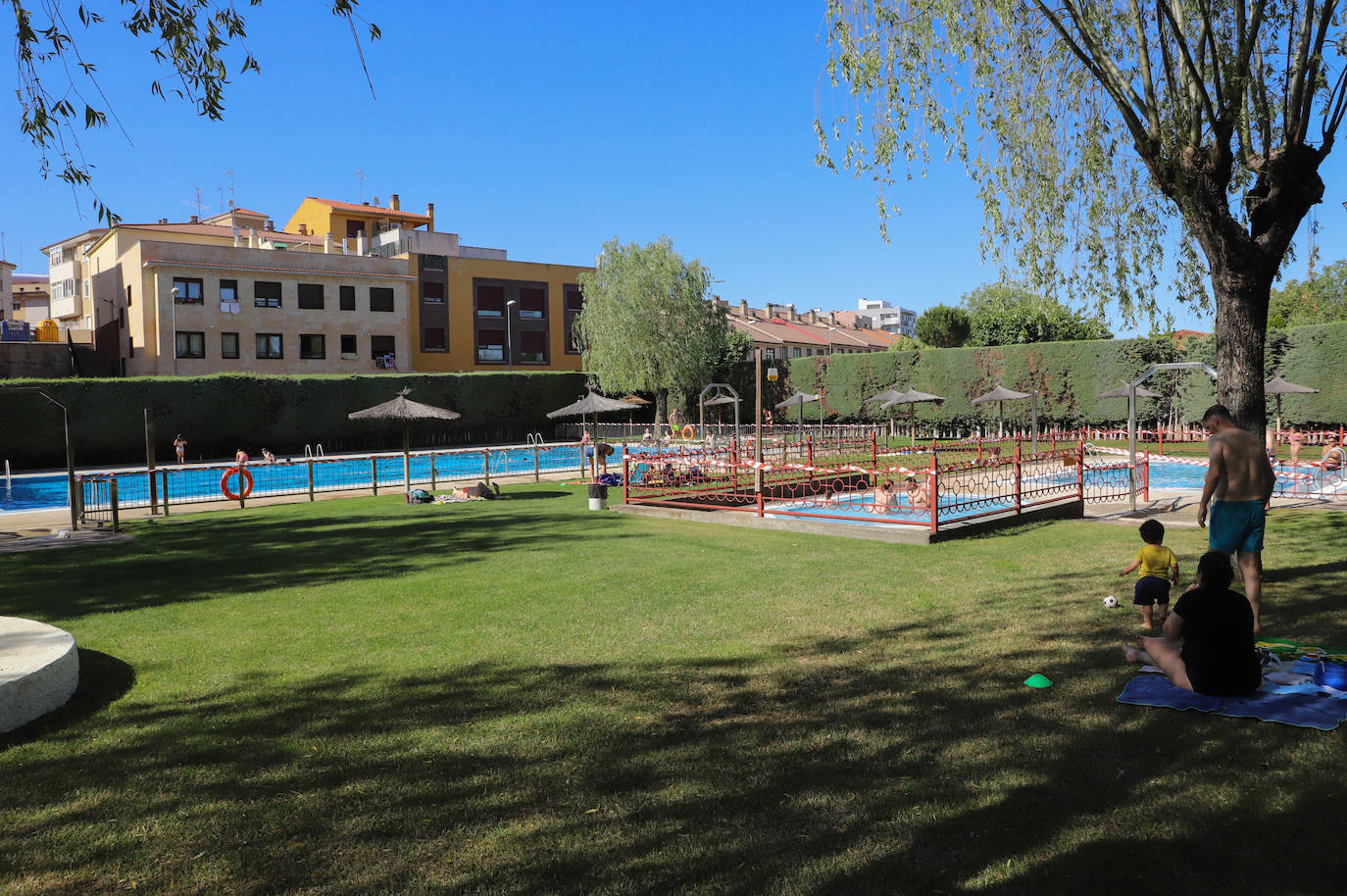 Fotos: Primer día de piscinas en Carbajosa de la Sagrada (Salamanca)