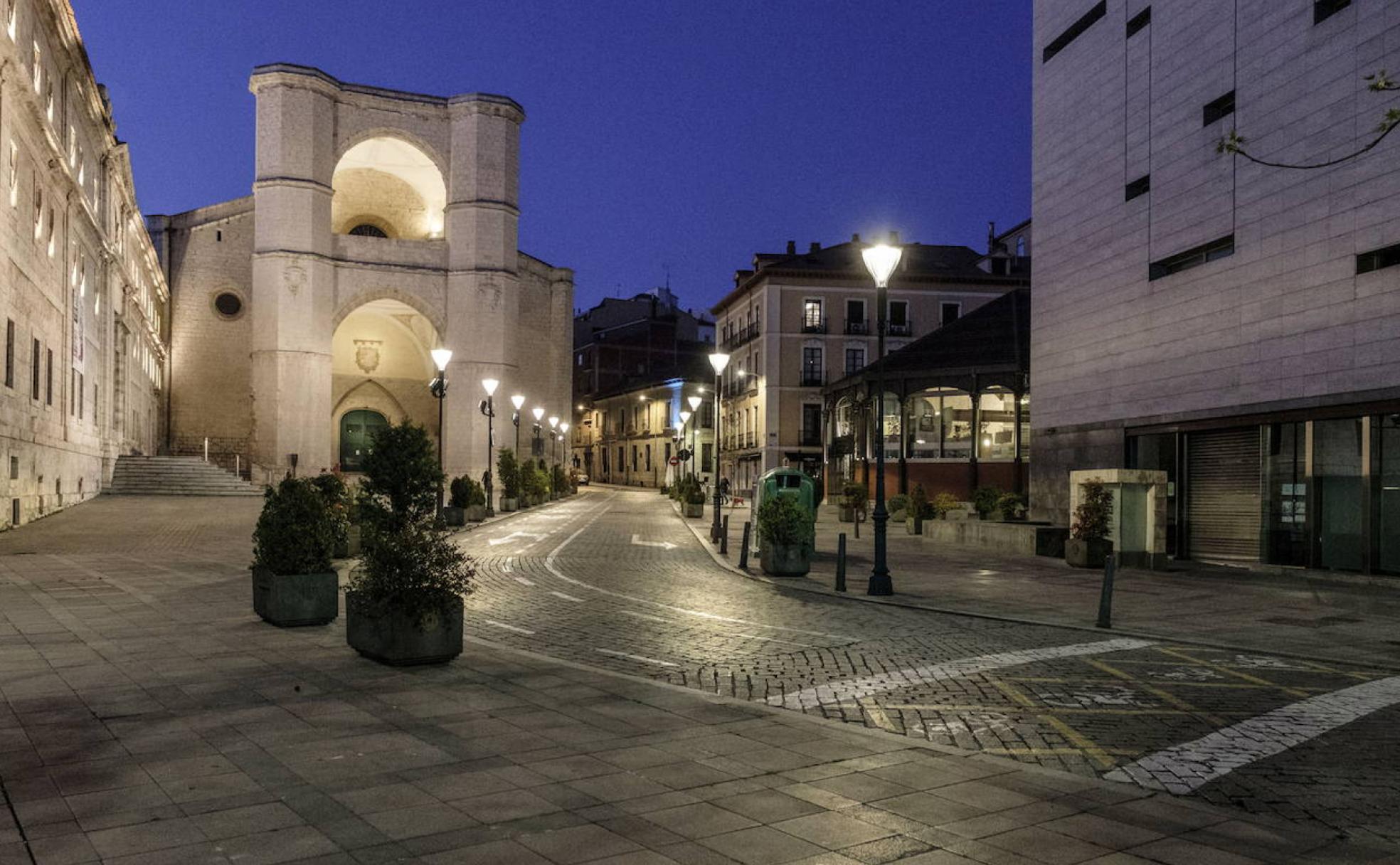 San Benito, iluminado y desierto al comienzo del estado de alarma. 