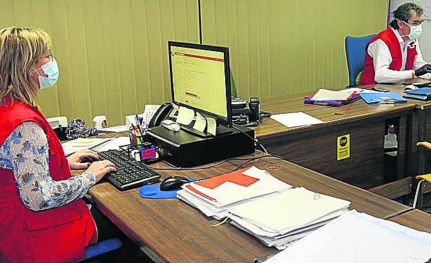 Trabajadores en la sede provisional.