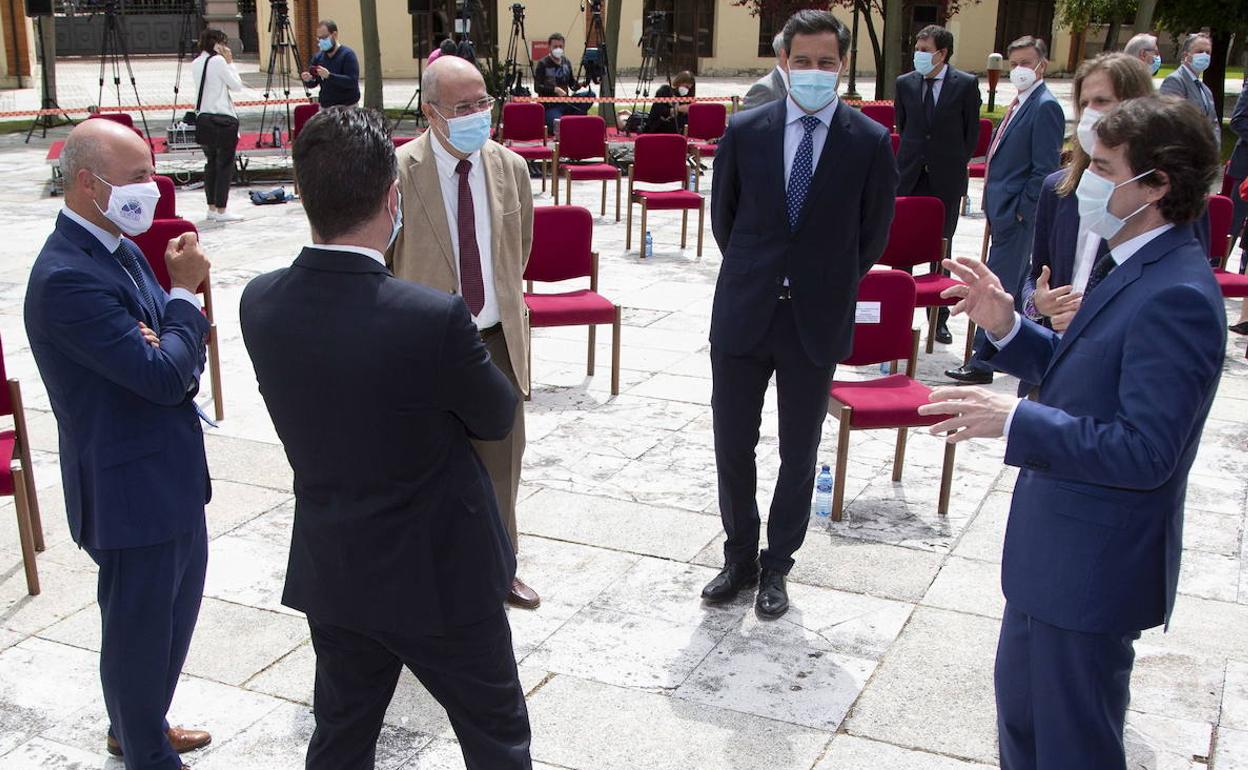 Castaño, Tudanca, Igea, Dela Hoz, Fernández y Mañueco, antes de la firma del acuerdo.