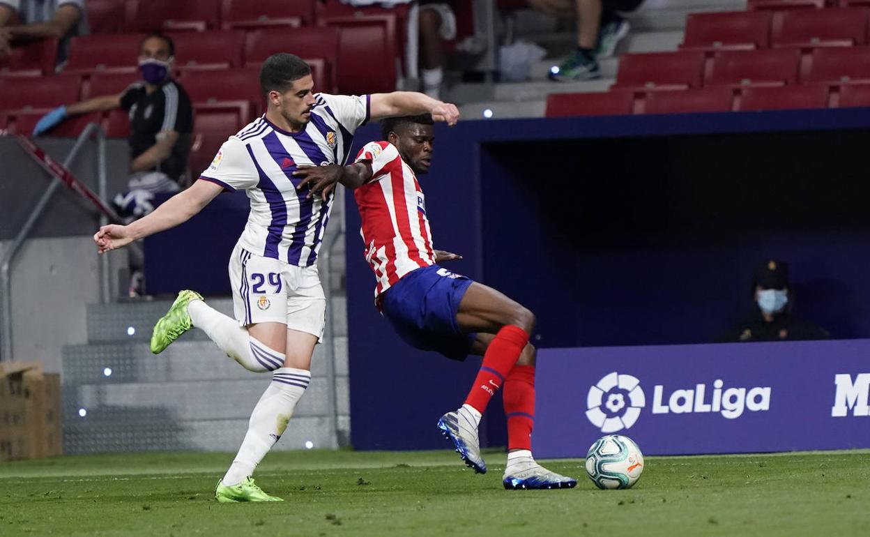 Miguel disputa un balón con el jugador del Atleti Thomas Partey. 