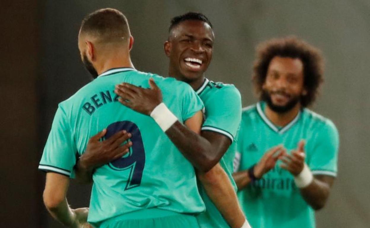 Vinicius celebra con Benzema el gol del francés. 