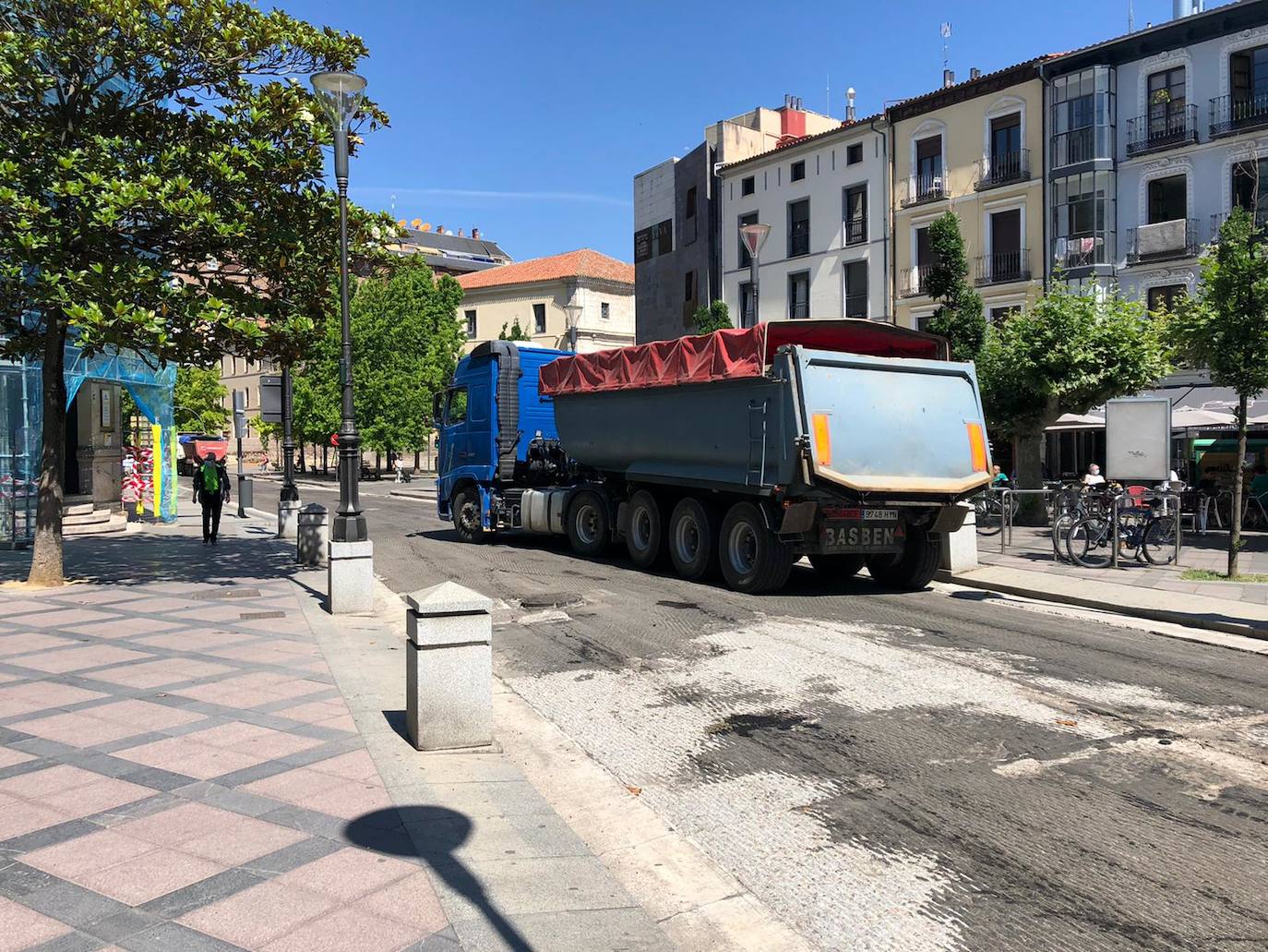 Las obras de asfaltado entre Poniente y Fuente Dorada han causado importantes retenciones de tráfico. 