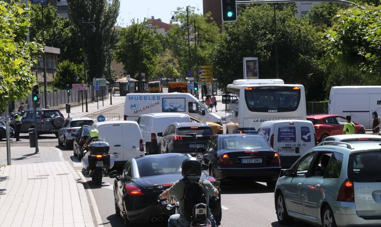 Las obras de asfaltado entre Poniente y Fuente Dorada han causado importantes retenciones de tráfico. 