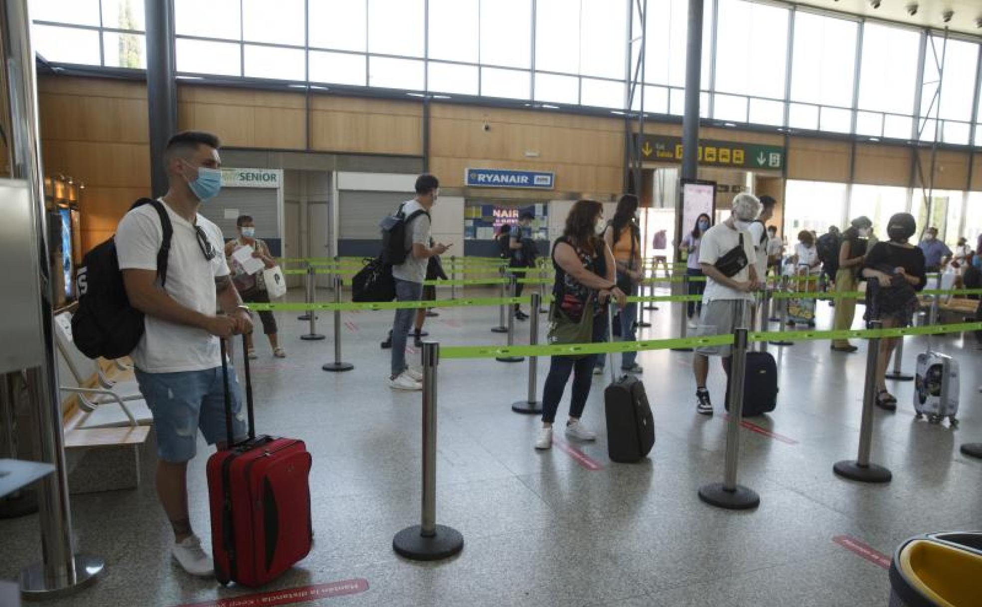 La zona de embarque, con las distancias de seguridad señalizadas.