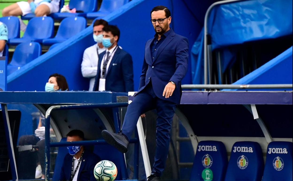 Bordalás devuelve la pelota desde la banda en el partido entre Getafe y Espanyol.