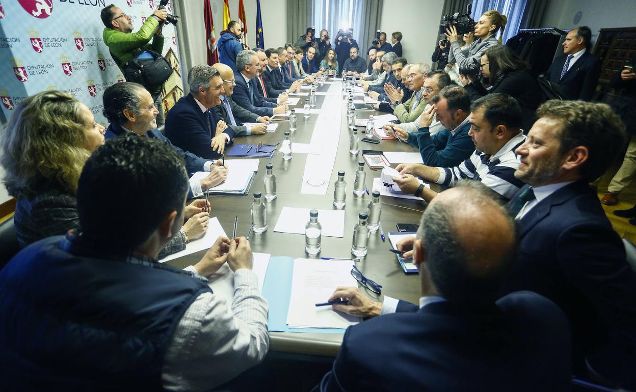 La Diputación de León acogió en marzo de 2019 la reunión de la Mesa por el Futuro de la Provincia de León, convocada por los sindicatos UGT y CCOO a la que también asisten representantes de las organizaciones empresariales y de las administraciones nacional, autonómica y provincial