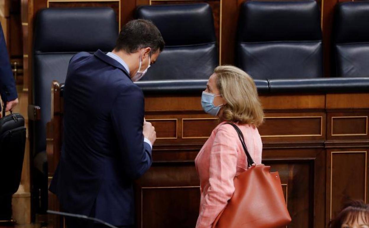 Pedro Sánchez y Nadia Calviño, en el hemiciclo del Congreso de los Diputados.